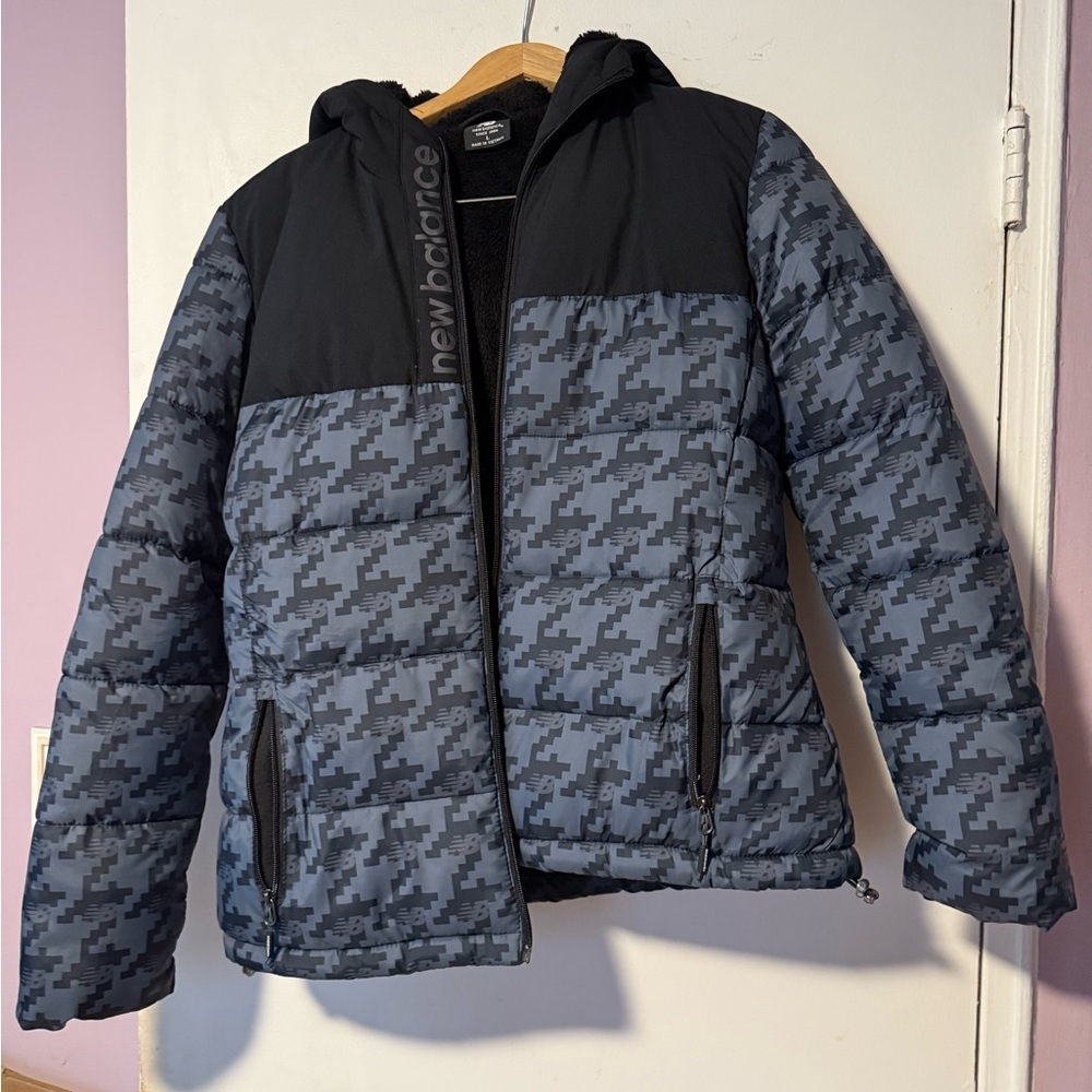 NWOT New Balance Kid’s Black & Gray Puffer Jacket Logo Pattern & Sherpa Lining